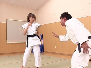 Bonny karate cô gái Nhật Bản quyết định làm một số riding cock