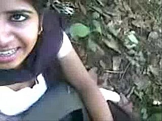 Indian Girl Menghisap batang dan merangkap makan