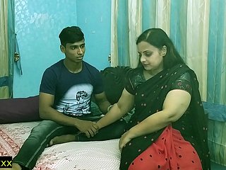 Chico adolescente indio follando su sexy Bhabhi caliente en casa en secreto !! Mejor sexo adolescente indio