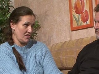 Pasangan dahaga lama melakukan seks oral kotor pada sofa
