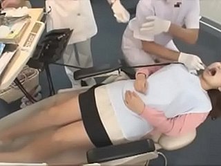 EP-02 Japonais Inappreciable Homme en clinique dentaire, patient caressé et baisé, acte 02 de 02