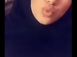 Fille hijabi musulman avec de gros seins prend une vidéo de selfie down in the mouth
