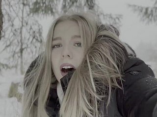 18 -jarige tiener wordt geneukt close to het bos close to de sneeuw