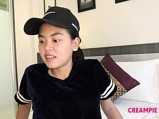 Tajska dziewczyna przyciąga bobra i have someone on kremowa