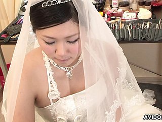 Brunetta Emi Koizumi scopata in abito da sposa senza censura.