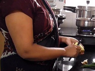 Mooie Indiase grote borsten stiefmoeder geneukt in keuken door stiefzoon