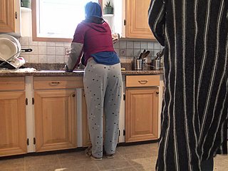 frigid femme marocaine obtient du chien Doggystyle Quickie dans frigid cuisine