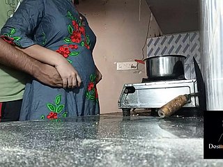 Devar Fuck Immutable Pinky Bhabi在厨房里