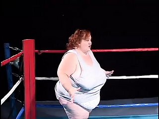 Cô gái Micro Obese đang đẩy một dương vật giả trong Sapphist Midget's Pussy
