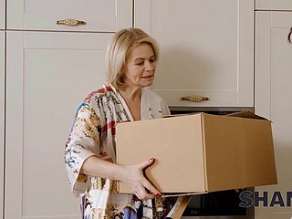 Mature Russian cougar fucked away from younger delivery man - Disorganize 4K