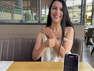 Eva Cumming Permanent in Public Eatery melalui Lovense Ferri Private Remote Vibrator