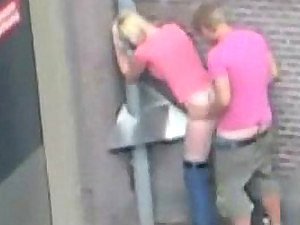 Un couple unpaid a attrapé de frigid baise à l'extérieur en public