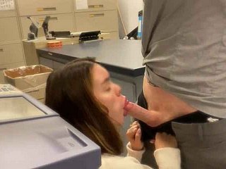 Ofiste Mastürbasyon Yaptı - Sekreter oral seks verir ve halka açık cumshot alır