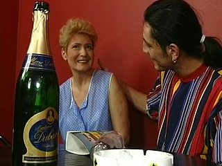 Vieille fair-haired allemande baise dans un bar