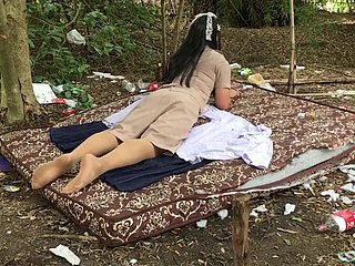 Religious ladyboy Thailand sendirian di luar ruangan