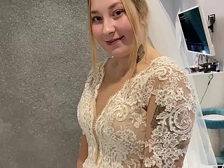 Un coupling marié russe n'a pas pu résister et a baisé dans une robe de mariée.