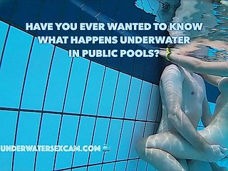 Echte koppels hebben echte onderwaterseks round openbare zwembaden, gefilmd met een onderwatercamera