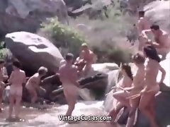 Keluarga nudist Perjalanan ke Pegunungan (1960 Vintage)