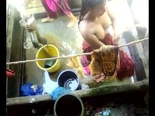 Bangla pueblo desi niñas se bañan en la sede la ciudad de Dhaka (5)