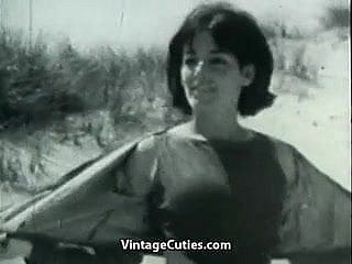 Dag Nudist Girl's aan het coast (1960 vintage)